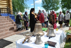 В селе Ленино Новошешминского благочиния освятили колокола для храма Димитрия Солунского