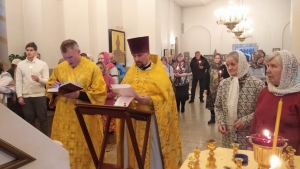 В новогоднюю ночь Божественная литургия прошла в храме Казанской иконы Божией Матери пос. Красный Ключ
