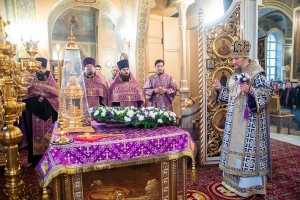 В канун Недели Крестопоклонной епископ Чистопольский и Нижнекамский Пахомий совершил всенощное бдение в Свято-Троицком кафедральном соборе Покровска (Энгельса)
