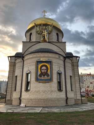 В Нижнекамске работы по благоустройству Рождественского храма продолжаются