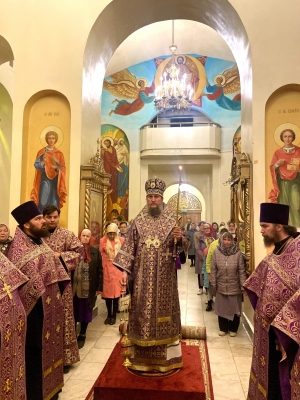 Епископ Пахомий совершил всенощное бдение в канун Попразднства Воздвижения Креста Господня