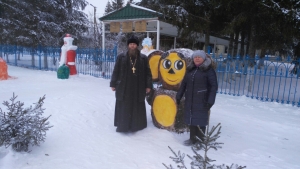 В с. Ульяновка Черемшанского района священник принял участие в оценке работ над украшением села к праздникам