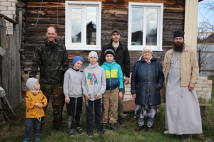 Дети из столярного кружка установили скворечники в домах пожилых людей