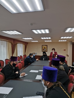 Вопросы профилактики коронавирусной инфекции среди прихожан и священнослужителей обсудили на собрании в Епархиальном управлении г. Чистополь