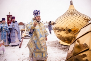 Епископ Игнатий освятил купола строящегося в Болгаре храма