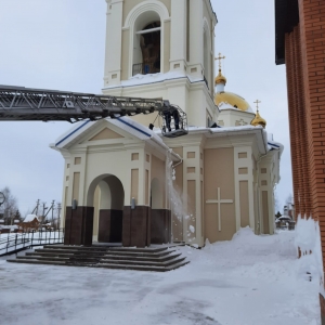 На архиерейском подворье храма святого праведного Иоанна Кронштадтского продолжаются работы по уборке снега