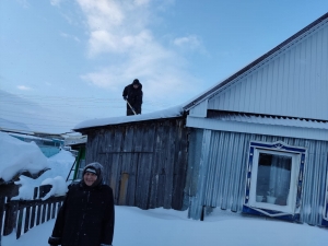 В Чистопольской епархии активисты приходов помогают пожилым прихожанам очищать дворы от снега