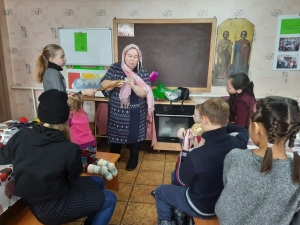 В воскресной школе при храме Пресвятой Троицы с. Чистопольские Выселки прошел мастер-класс по плетению