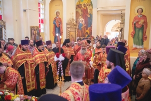 В канун Светлой пятницы митрополит Кирилл совершил вечернее богослужение в Воскресенском соборе города Нижнекамска