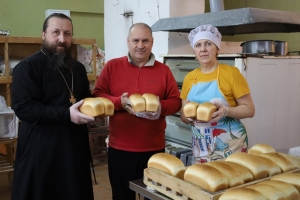 На приходе храма Казанской иконы Божией Матери города Чистополя пекут хлеб для нуждающихся и многодетных семей