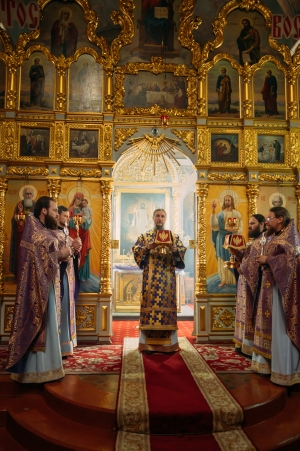 В Великий Четверток епископ Пахомий совершил Литургию в Никольском кафедральном соборе