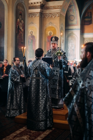 В Великую Пятницу епископ Пахомий совершил вечерню с чином выноса Плащаницы в Никольском соборе