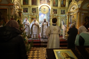 В Неделю 31-ю по Пятидесятнице, перед Богоявлением, день памяти преподобного Серафима Саровского, в храме Казанской иконы Божией Матери состоялось праздничное богослужение