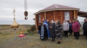 В селе Берёзовая Грива состоялось торжественное поднятие купола на строящийся храм в честь святителя Николая Чудотворца