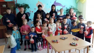 В Алькеевском благочинии поздравили с Пасхой детей, престарелых и служащих