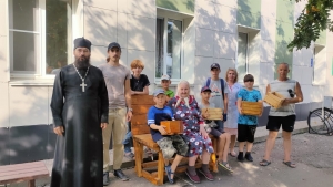 Воспитанники приходского столярного кружка в г. Болгаре продолжают благоустройство дворов