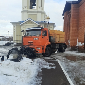 На архиерейском подворье храма святого праведного Иоанна Кронштадтского продолжаются работы по уборке территории от снега