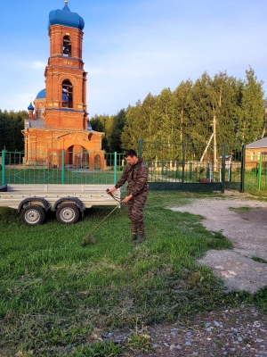 В Свято-Троицком храме с. Малый Толкиш прошла уборка перед престольными торжествами