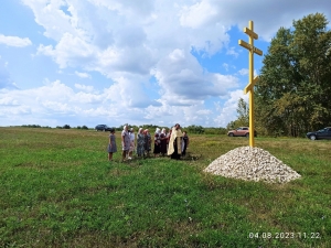 Освящён поклонный крест, установленный при въезде в село Нижняя Кармалка