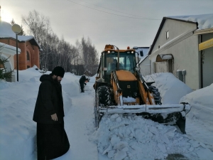 На архиерейском подворье храма святого праведного Иоанна Кронштадтского прошли работы по уборке территории от снега