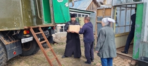 Священнослужители и активисты прихода прп. Сергия Радонежского помогли в разгрузке гуманитарной помощи для военнослужащих