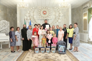Нижнекамцы поздравили семью священника Артемия Добрынина с рождением пятого ребёнка