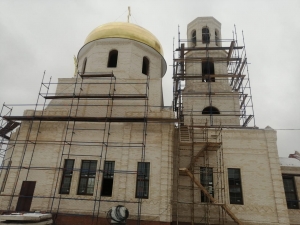 В строящемся храме в честь Рождества Христова города Нижнекамска устанавливают окна