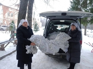 В храме Воскресения Христова изготовили маскировочные сетки для бойцов СВО