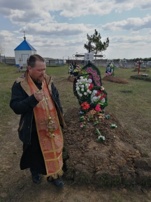 В Радоницу на сельских кладбищах Алькеевского благочиния были отслужены панихиды по усопшим