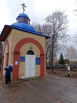 Духовенство и прихожане храмов Чистопольского благочиния приняли участие в субботнике на территории городских кладбищ