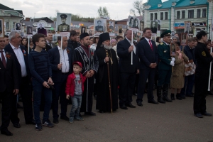 Епископ Чистопольский и Нижнекамский Пармен принял участие в акции «Бессмертный полк»