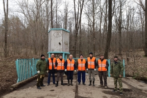 Священнослужители и сотрудники Чистопольского благочиния приняли участие в уборке и благоустройстве родника в районе Соляных