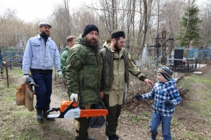 Священнослужители и прихожане храмов приняли участие в субботнике на Авдеевском кладбище