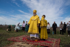 Божественная литургия возле строящегося храма