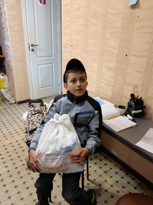 В Покровском благочинии многодетным и нуждающимся семьям передали продуктовые наборы