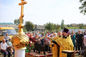 В Алексеевском благочинии на храме установили купол и крест 