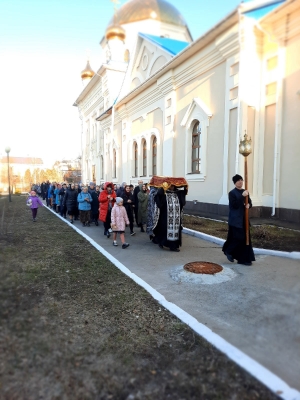 В Великий Пяток в храмах Чистопольской епархии совершена вечерня с выносом Святой Плащаницы