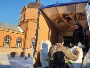 В храм Пресвятой Троицы с. Чистопольские выселки, благотворительным фондом «Второе дыхание» привезены вещи. 