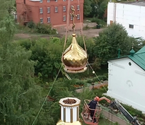 Храм св. блаж. Ксении Петербургской, в пос. Красный Ключ был увенчан куполом с крестом.