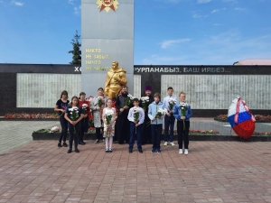 В День памяти и скорби священнослужители Нурлатского благочиния возложили цветы к памятнику Неизвестному солдату