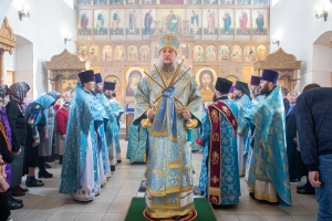 В праздник Похвалы Божией Матери епископ Пахомий  возглавил Божественную литургию в   храме бессребреников Космы и Дамиана пгт. Камские Поляны