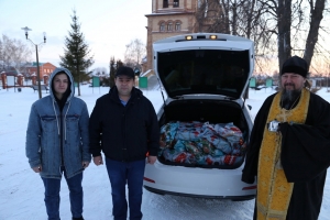 Алексеевец передал новогодние пакеты онкобольным детям и ангелочков, изготовленных воспитанниками воскресной школе при приходе святителя Алексия