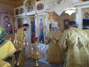 В храме Рождества Христова города Нижнекамска состоялось архиерейское богослужение