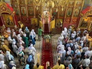 Епископ Пахомий возглавил Литургию в Воскресенском храме поселка Алексеевское