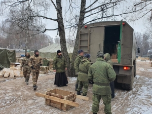 Руководитель отдела Чистопольской епархии по взаимодействию с Вооруженными силами и его заместитель передали мобилизованным военнослужащим очередную партию гуманитарной помощи