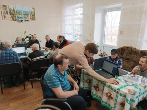В Алексеевском благочинии одиноких пожилых людей обучают компьютерной грамотности