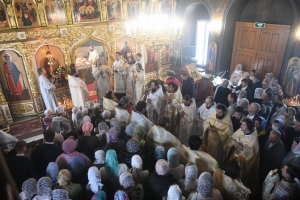 В праздник Собора Пресвятой Богородицы митрополит Кирилл совершил Литургию в Покровском храме города Нижнекамска