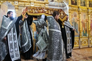 Архипастырь совершил вечерню с выносом Плащаницы в Свято-Никольском кафедральном соборе
