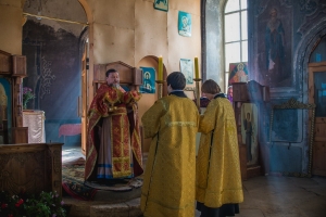 В храме Сошествия Святого Духа села Ачи прошла Литургия с участием молодёжи