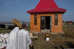 На часовню в с. Змеево Чистопольского благочиния установили купол и крест